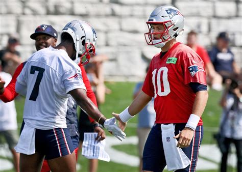 Patriots training camp Day 1: Mac Jones throws an INT, Hunter Henry stars in red zone